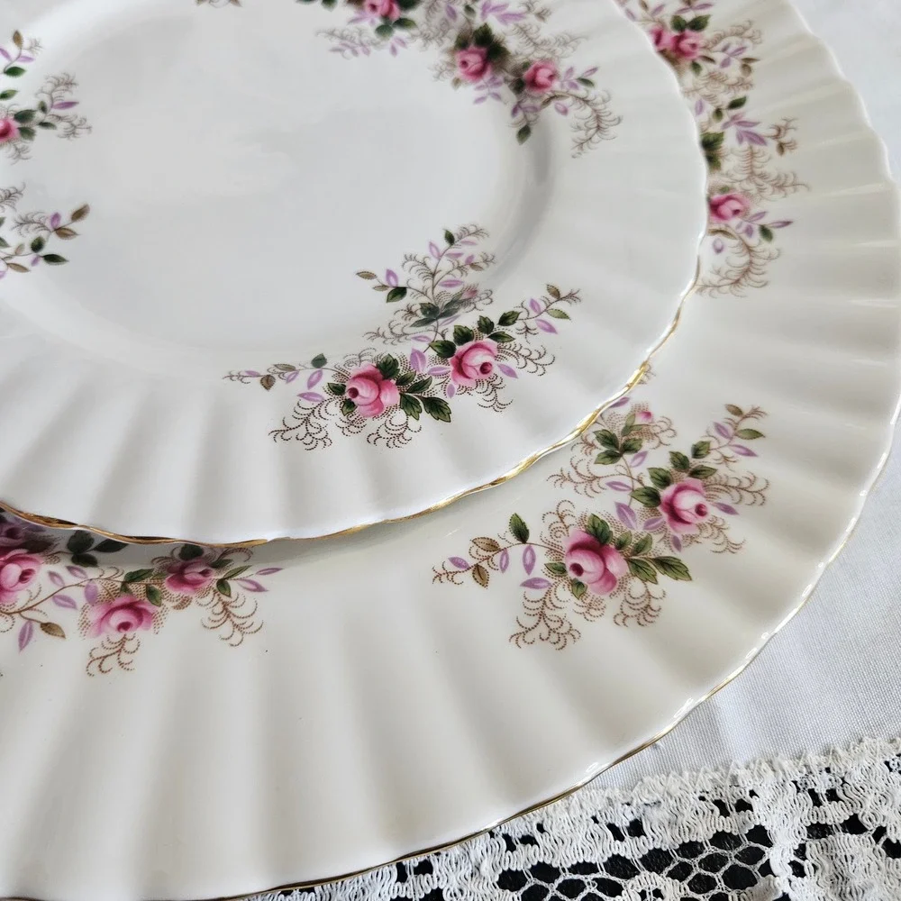 Royal Albert Bone China Lavender Rose Pattern 2-piece Set Dinner Salad Plates